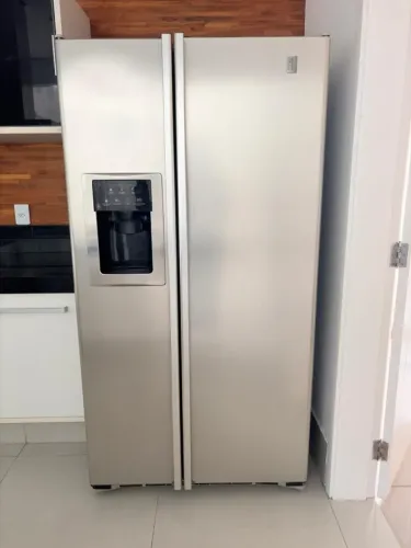 Geladeira GE Side by Side Inox com Água e Gelo na Porta - Grande Capacidade
