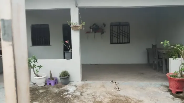 Casa Ampla com Suíte, Quintal Espaçoso e Excelente Localização!