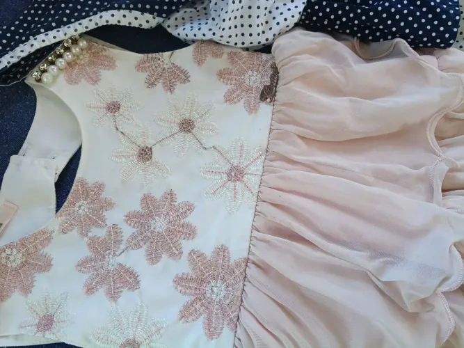 Vendo esses vestidos. Usados de dois a três anos
