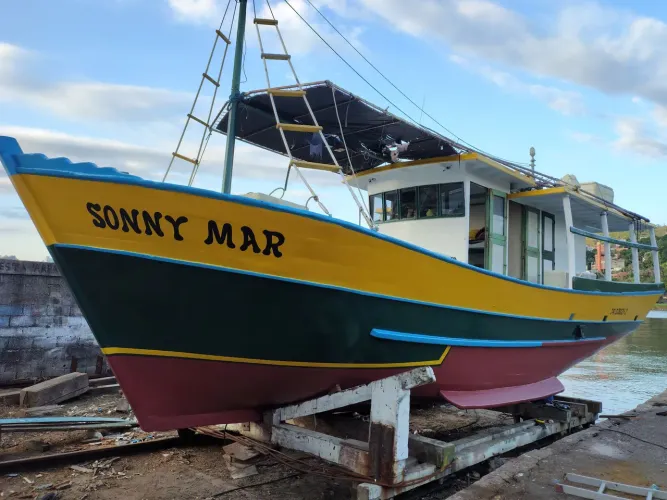 Barco de pesca 11 metros com urna e motor MWM229 6 cilindros e caixa ZF