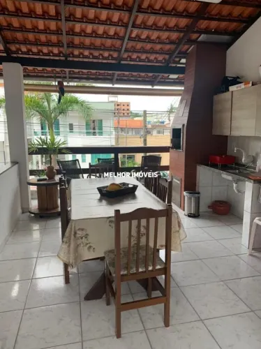 Casa Mobiliada e Equipada à Venda com 08 Dormitórios sendo 02 Suítes Localizada no Bairro 
