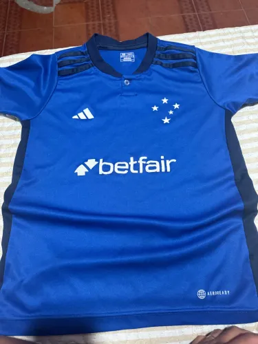 Camisa Oficial do Cruzeiro (Modelo Home de 2023/24) produzida pela Adidas.