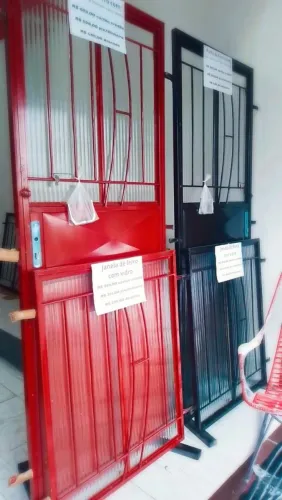 Porta de ferro c/ vidro R$ 485,00 dinheiro ou pix. obs; retirada Loja