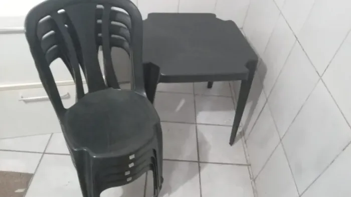Mesa de Plastico Preta com 4 cadeiras