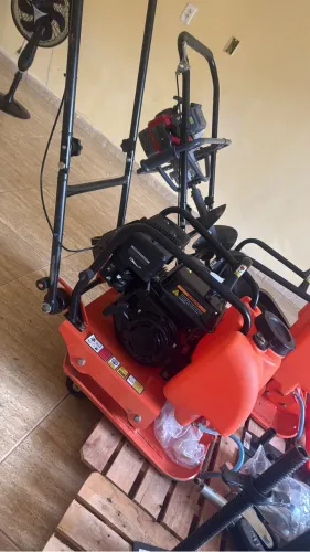 Compactador de solo e placa vibratória 