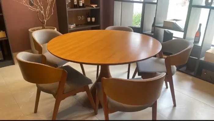 Mesa de jantar redonda - valor somente da mesa!! Não vendo as cadeiras. Possui135 diâmetro