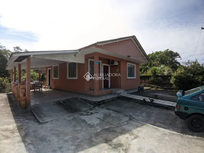 Terreno com aproximadamente 1.300 m², contendo 3 casas construídas, totalizando cerca de 2