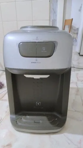 Bebedouro Eletrolux modelo BE11. Funciona para água natural, porém não está gelando.