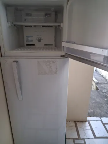 Geladeira Electrolux 310 litros Semi Nova 