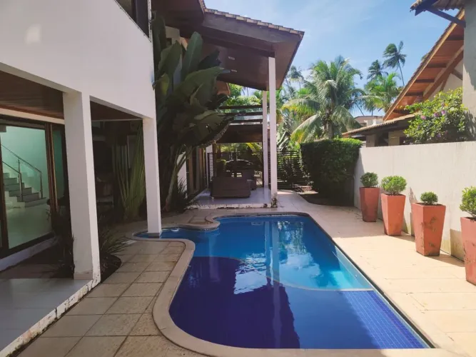 Casa em condomínio fechado com piscina mobiliada disponível para locação anual !