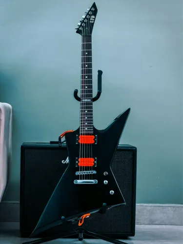 Ex50 LTD guitarra + Malagoli Zonda