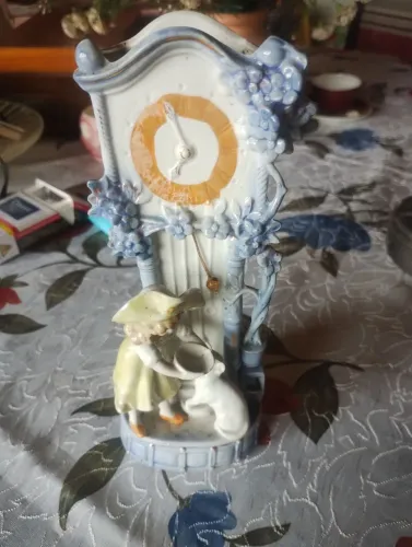 Floreira tipo estátua de menina querida com cachorro. Porcelana vintege perfeito 