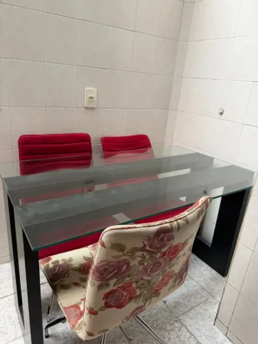 Mesa de vidro retangular + 4 cadeiras