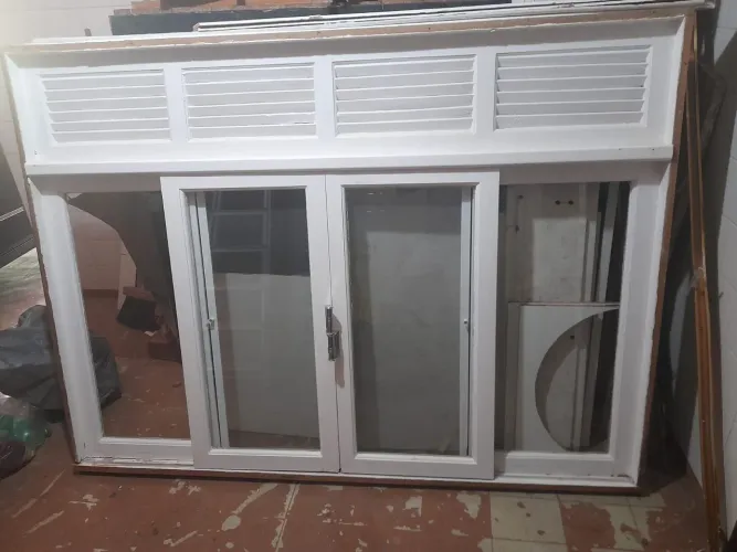 Janela de vidro semi veneziana,