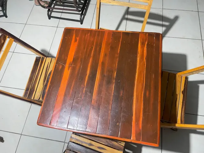 : Jogo de 5 Mesas e 20 Cadeiras em Madeira (70x70)