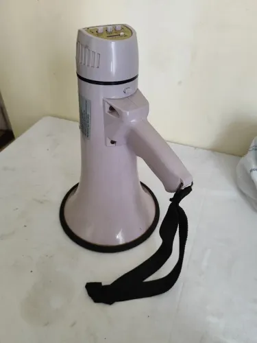 Megafone com sirene e melodia.