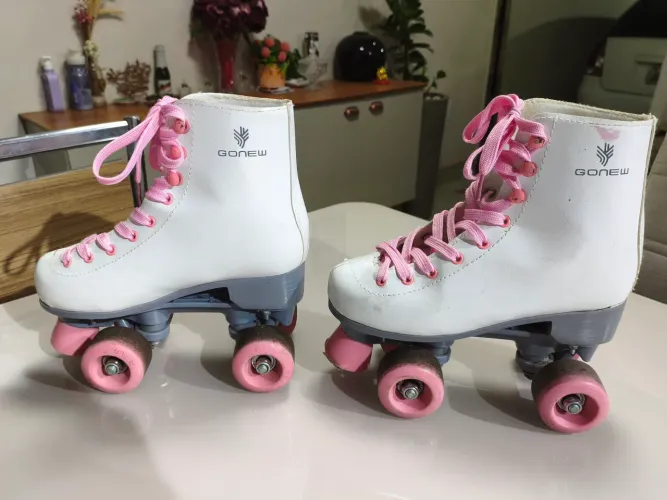 Patins 4 rodas rosa e branco