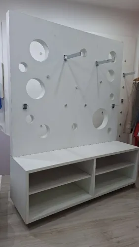 Vendo lindo móvel expositor pata loja. Acompanha 4 suportes pra cabide.