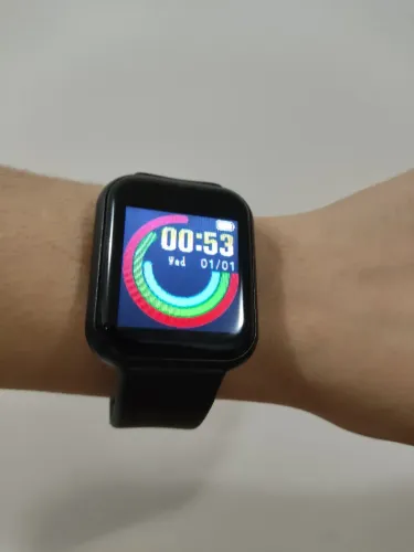 Smartwatch com pulseira preta e funcionalidades inteligentes