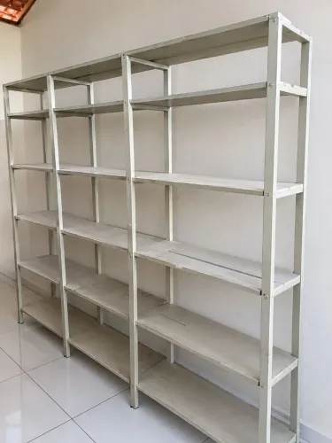 Prateleira de 2,10 m de altura por 2,30 m de comprimento - R$ 100