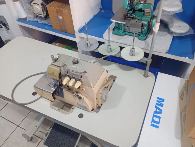 Máquina de costura overloque Singer 