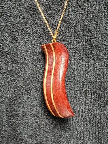Bio jóia pingente modelo Silhueta, em madeira de Lei.