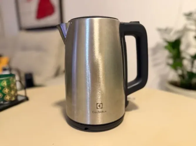 Chaleira Elétrica Electrolux 1,7L Experience com Desligamento Automático (EEK25)