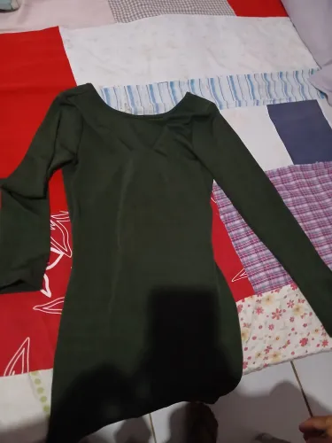 Vende-se vestido verde com abertura nas costas novo 