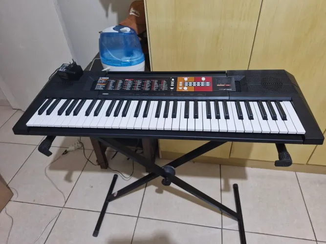 Teclado yamaha PSR-F51 com fonte (sem suporte de partitura) + capa comum + suporte