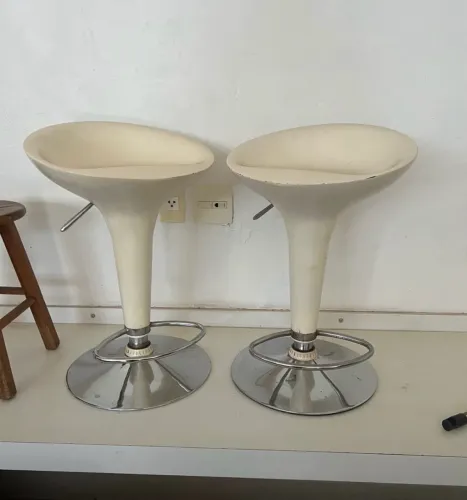 2 banquetas 