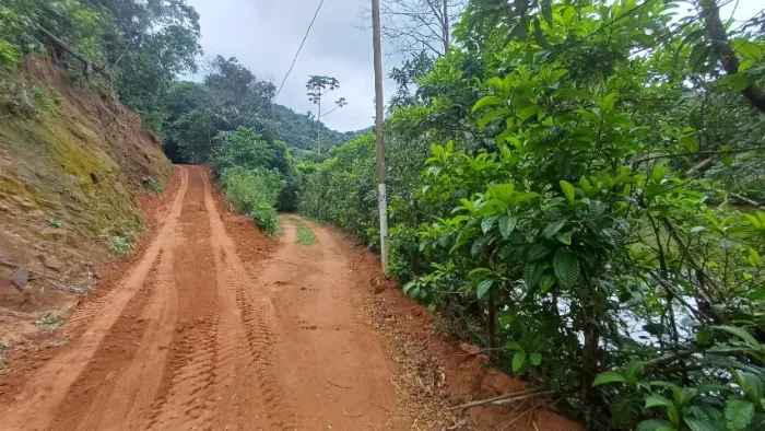 Amplo Terreno em Xerém com linda vista de um Lago