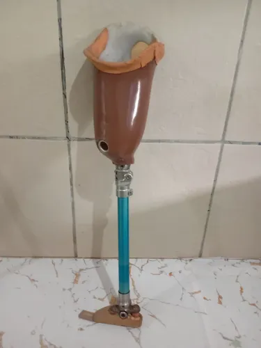 perna mecânica, dobra o joelho (Nunca foi usada).