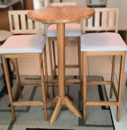 Mesa bistrô alta +3 banquetas de madeira maciça com assento estofado