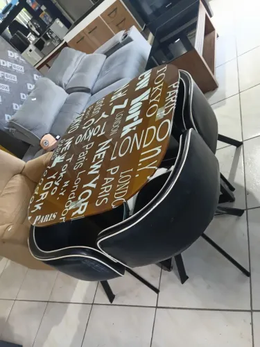 Conjunto de Mesa de alumínio tampo de vidro 4 cadeiras de couro pes de alumínio