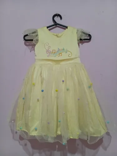 Vestido amarelo tema música 3 a 4 anos 