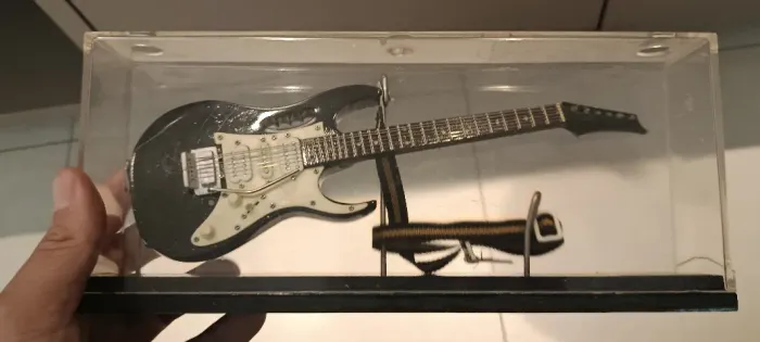 Miniatura de Guitarra Elétrica (Stratocaster) em Caixa Acrílica