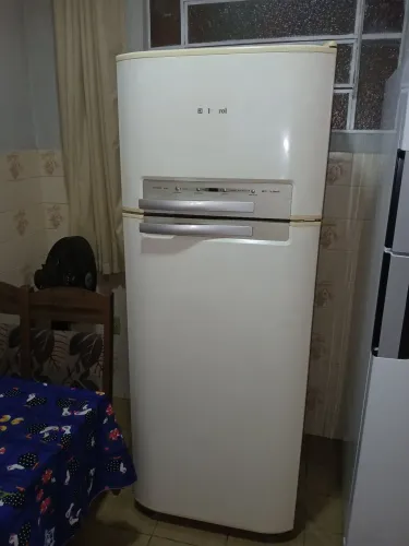 geladeira Electrolux Frost Free DF48 Celebrate incluem uma capacidade total de 411 litros,