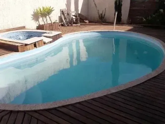LINDA CASA EM CONDOMÍNIO FECHADO, DE 03 QUARTOS COM PISCINA E ÁREA GOURMET COM CHURRASQUEI