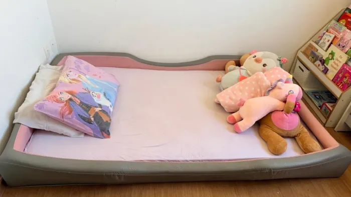 Cama Montessoriana Infantil Estofada Rosa e Cinza - Ótimo Estado