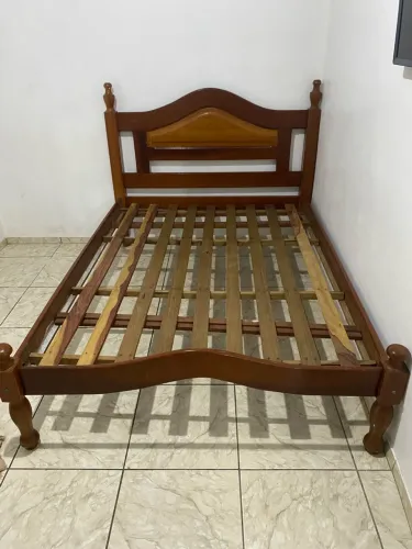 Armação(estrutura de cama) em madeira