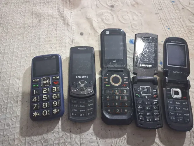 Lote com 5 celulares de tecla .nao sei se esta funcionando vendo no estado 