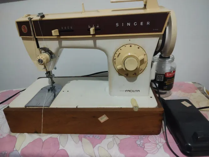 Máquina de costura da marca singer