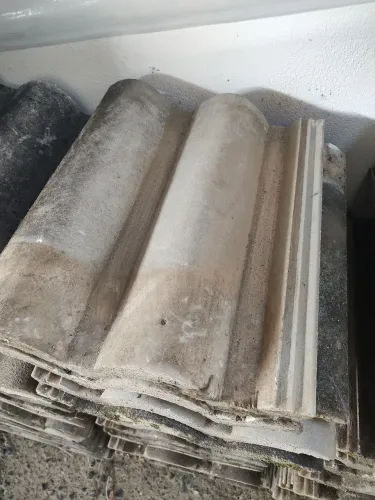 Vendo 120 telhas de concreto 1 real unidade usadas. Para retirar no local não entrego!