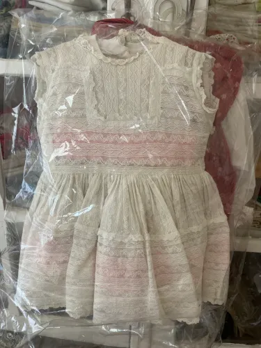 Vestido antigo de renda infantil serve para bonecas Amiguinhas