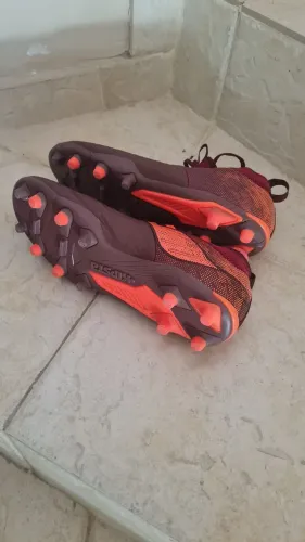 Chuteira Kipsta (Decathlon)