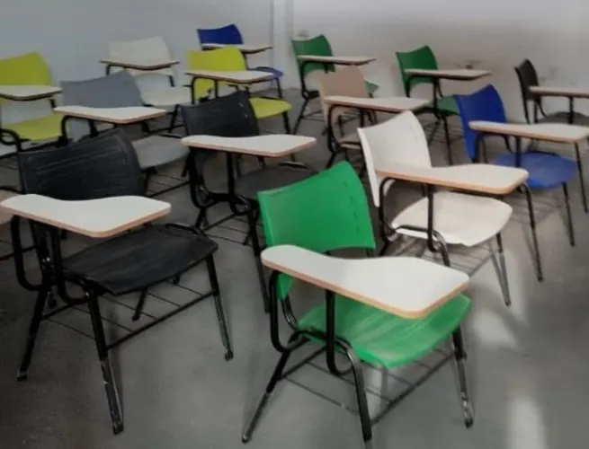 Cadeiras escolares com braço,semi novas de cores variadas