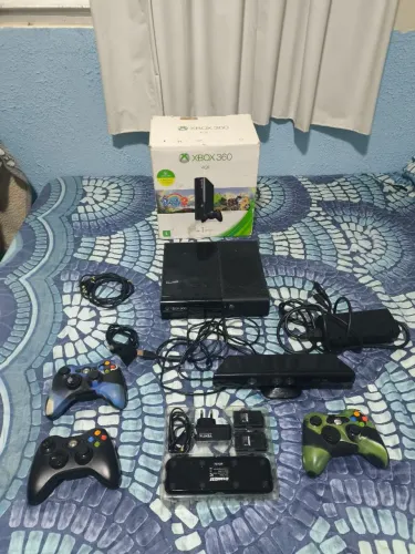 Xbox 360 Completo 250GB Desbloqueado 3 Controles + Kinect