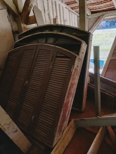 Janelas e portas antigas de demolição