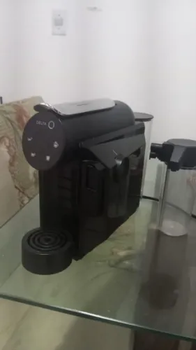 Cafeteira Expresso Delta Q com Dispenser de Leite (Faz Cappuccino!) - Ótimo Estado