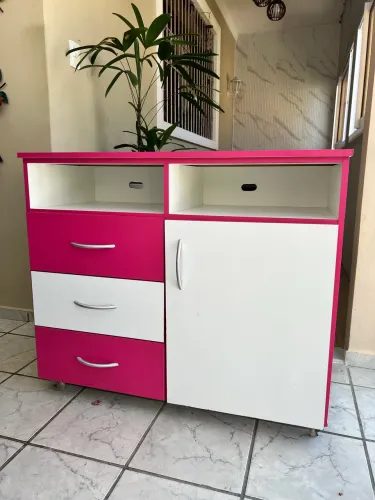Cômoda 100% MDF, 1 porta e 3 gavetas.